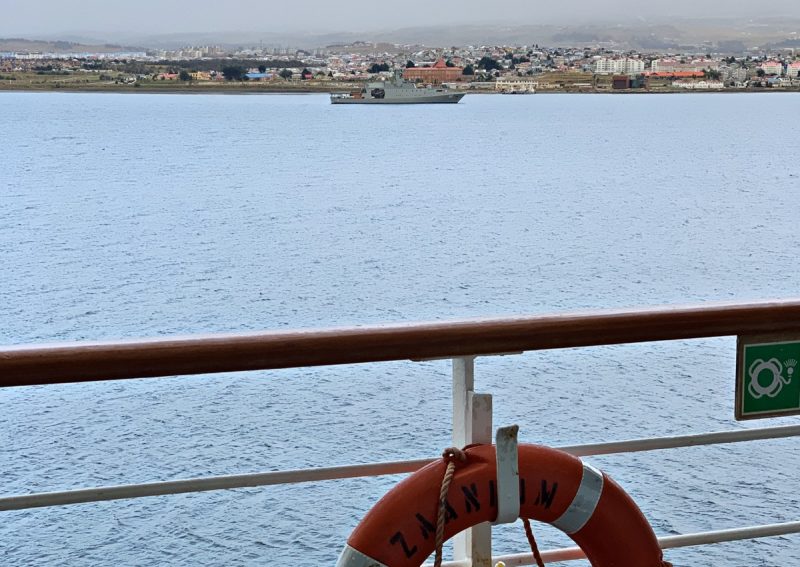 Chilean navy ship between the Zaandam and the Punta Arenas dock
